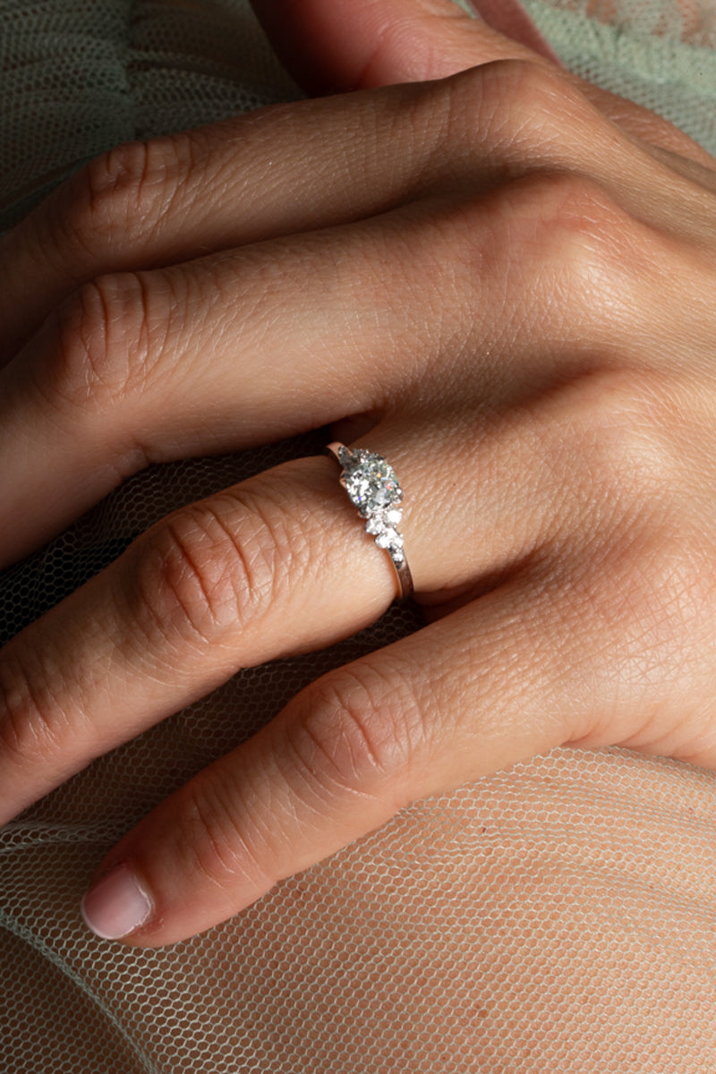 18K white Gold Round cut diamond ring